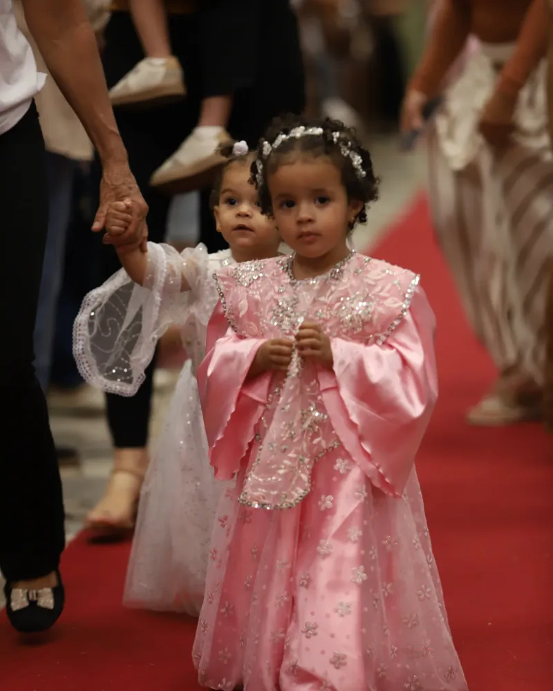 Meninas de mãos dadas em celebração do colégio