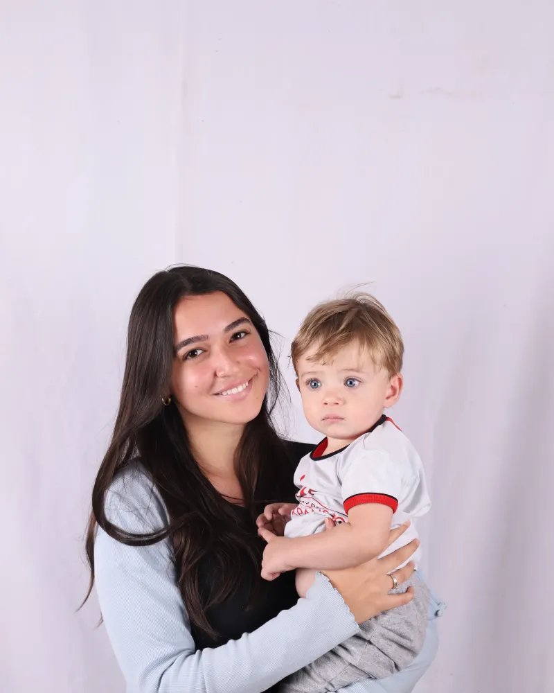 Bebê no colo durante o ensaio da campanha