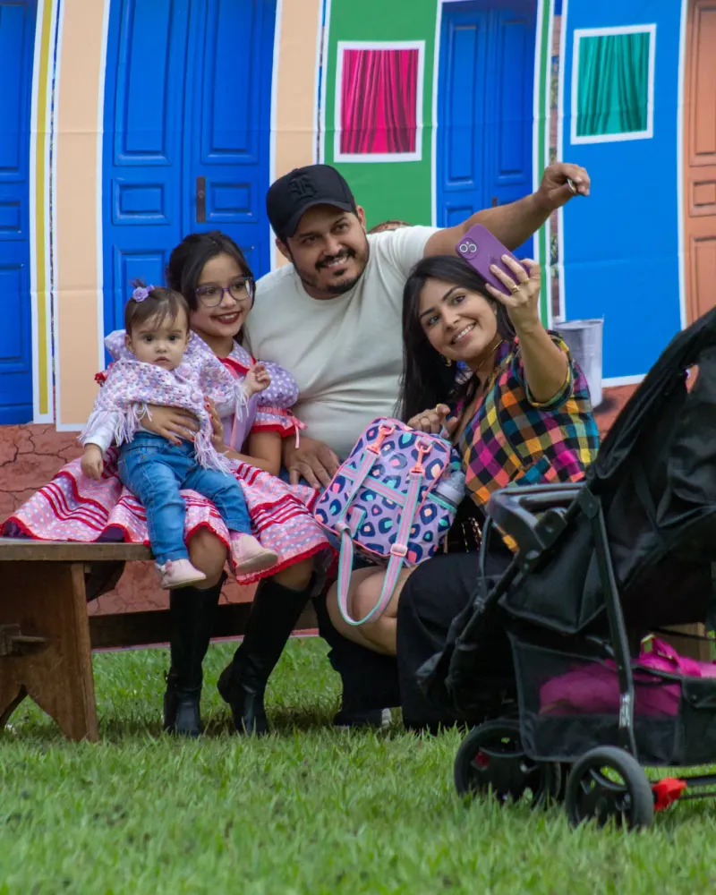 Família celebrando junta em festa da escola