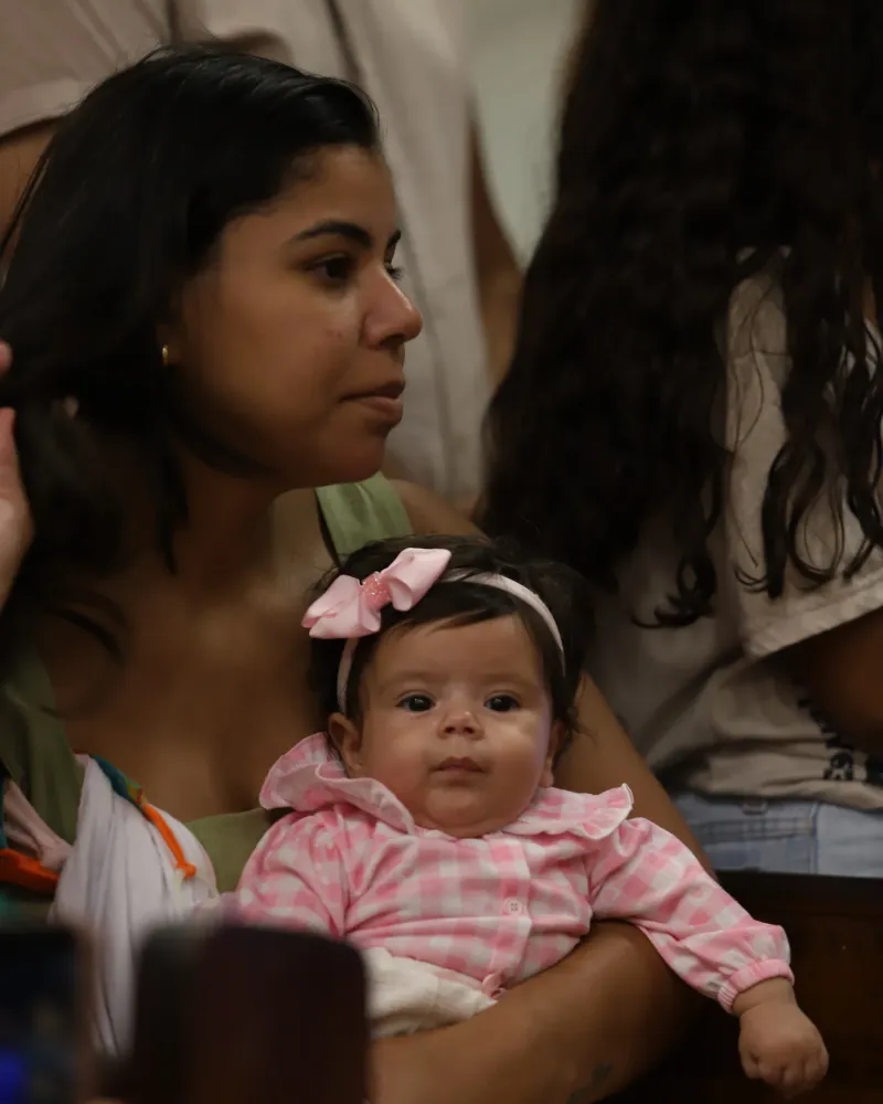 Mãe e filha registrando o momento em celebração