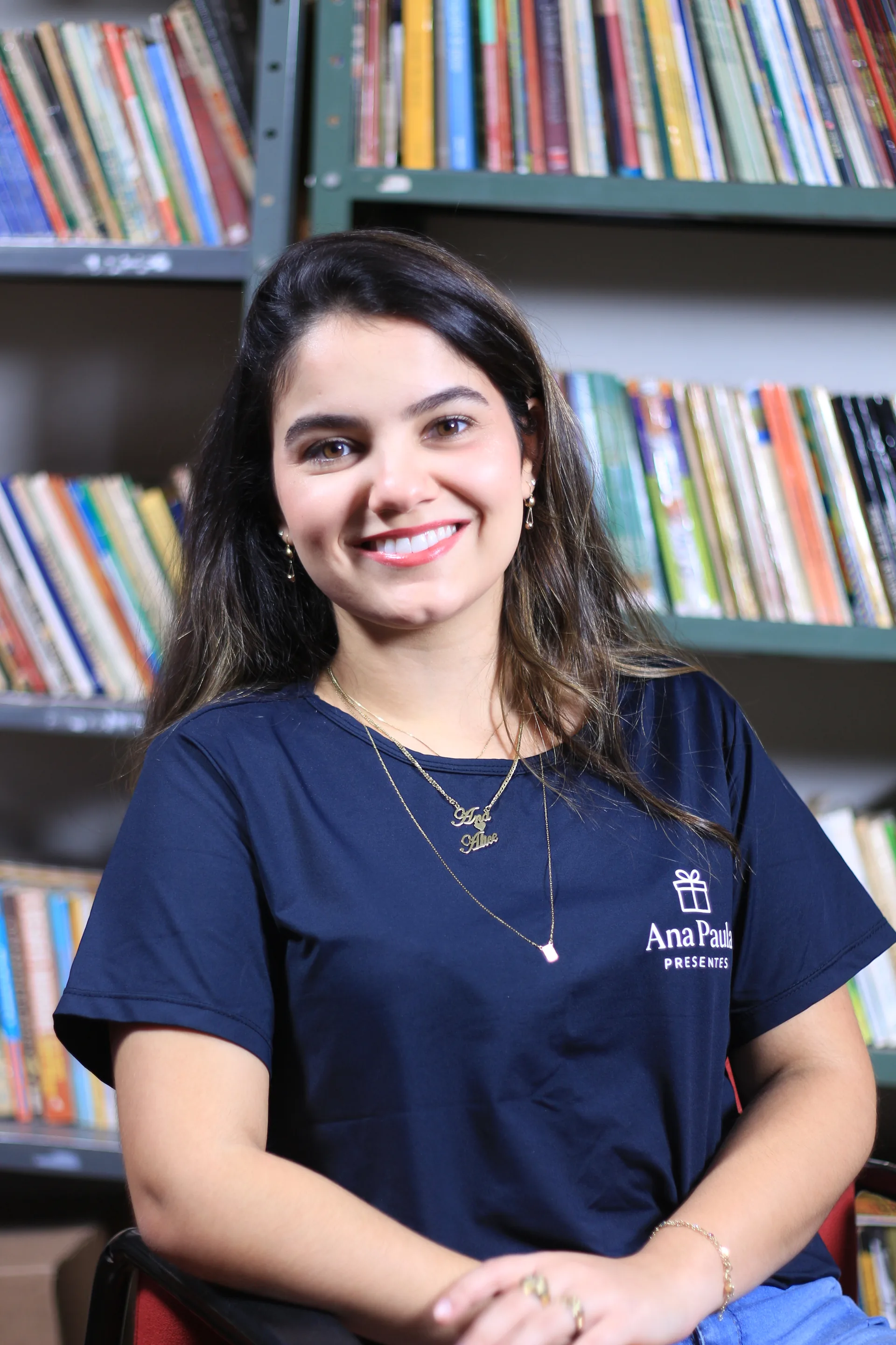 Ana Alice, ex-aluna do IPP, sorri durante a gravação do depoimento da campanha