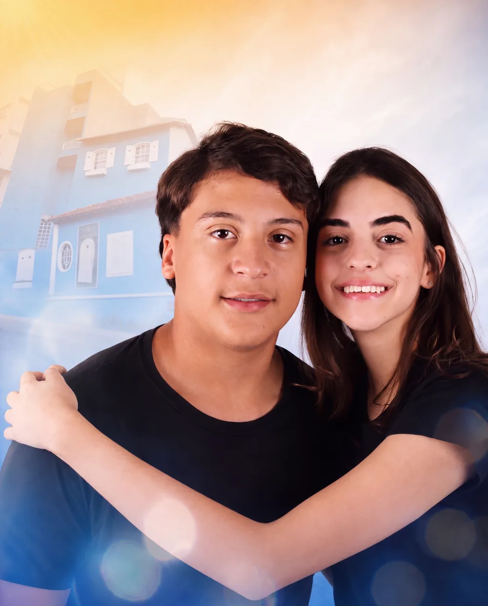 Dois jovens abraçados sorriem com o prédio do IPP Expansão ao fundo, na arte da campanha Matrículas 2027